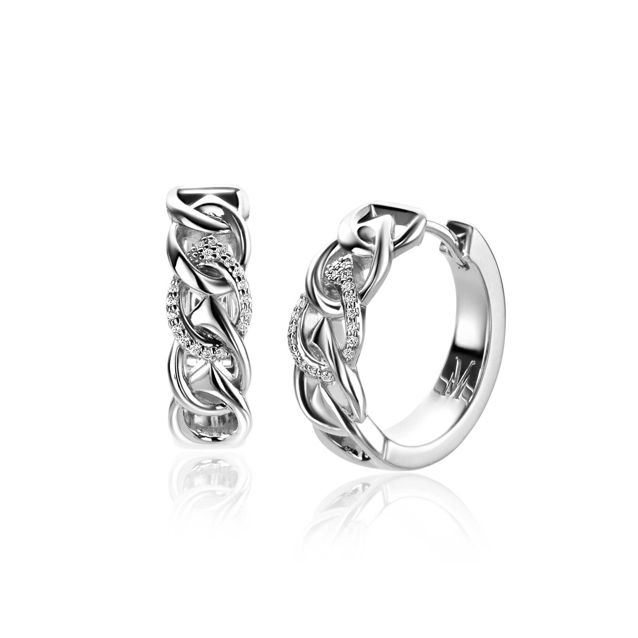 ZINZI zilveren elegante oorringen (18 x 6mm) met open peervormige schakels, om en om bezet met witte zirconia's. Exclusief ontworpen door mode-ontwerper Mart Visser. De oorringen hebben een luxe scharniersluiting. Deze zilveren luxe oorringen dragen herkenbaar de signatuur van Mart Visser. Vervaardigd van eerste gehalte zilver (925) en met extra rodiumlaag voor een langdurige glans.