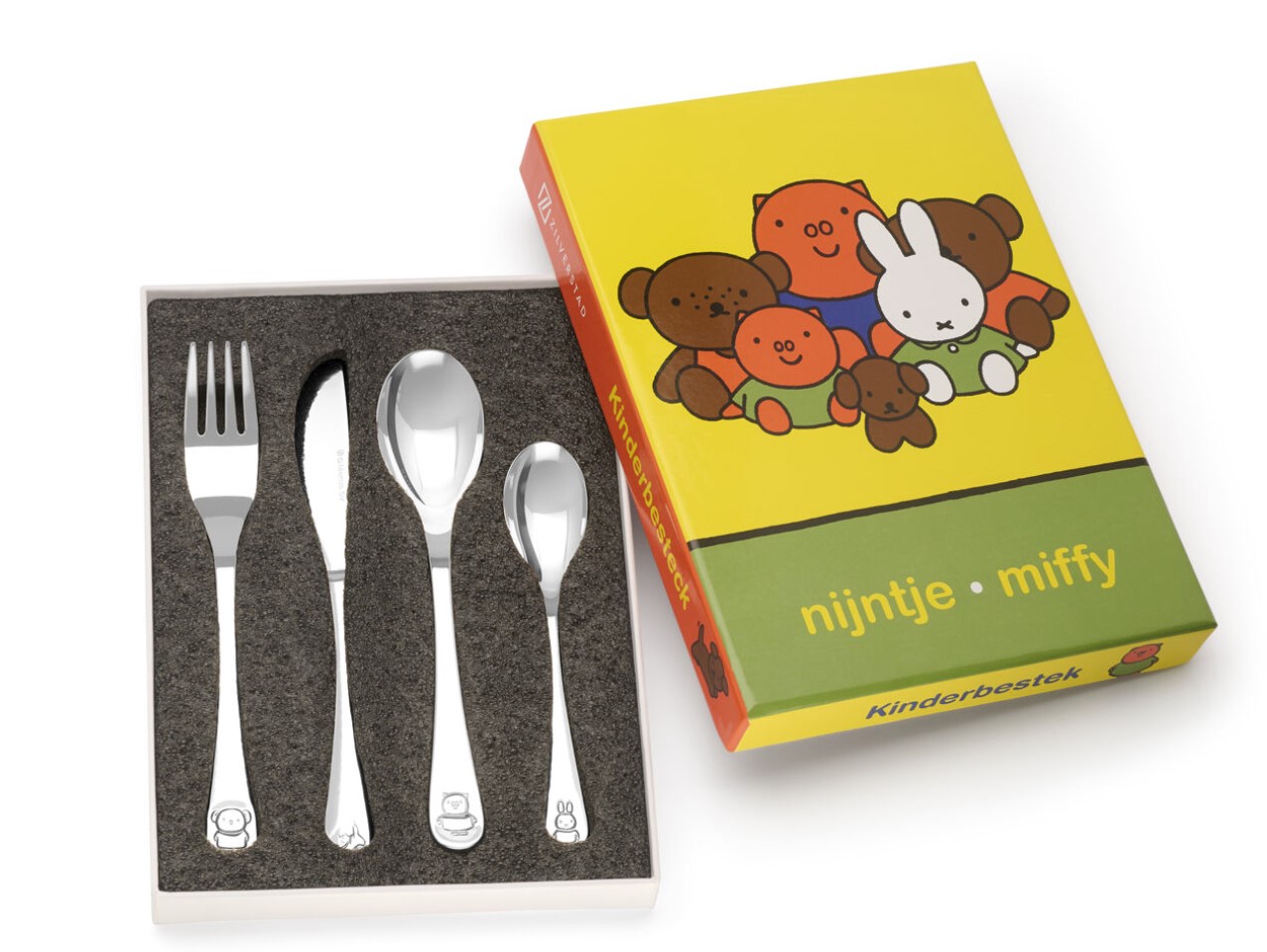 Bestek set met het wereldberoemde konijntje Nijntje en haar vriendjes. Elk van de drie bestekken toont een Nijntje-vriendje, en op het lepeltje staat Nijntje zelf afgebeeld. De set bestaat uit vier delen en is vaatwasser bestendig. Personaliseer het bestek door het te laten graveren.