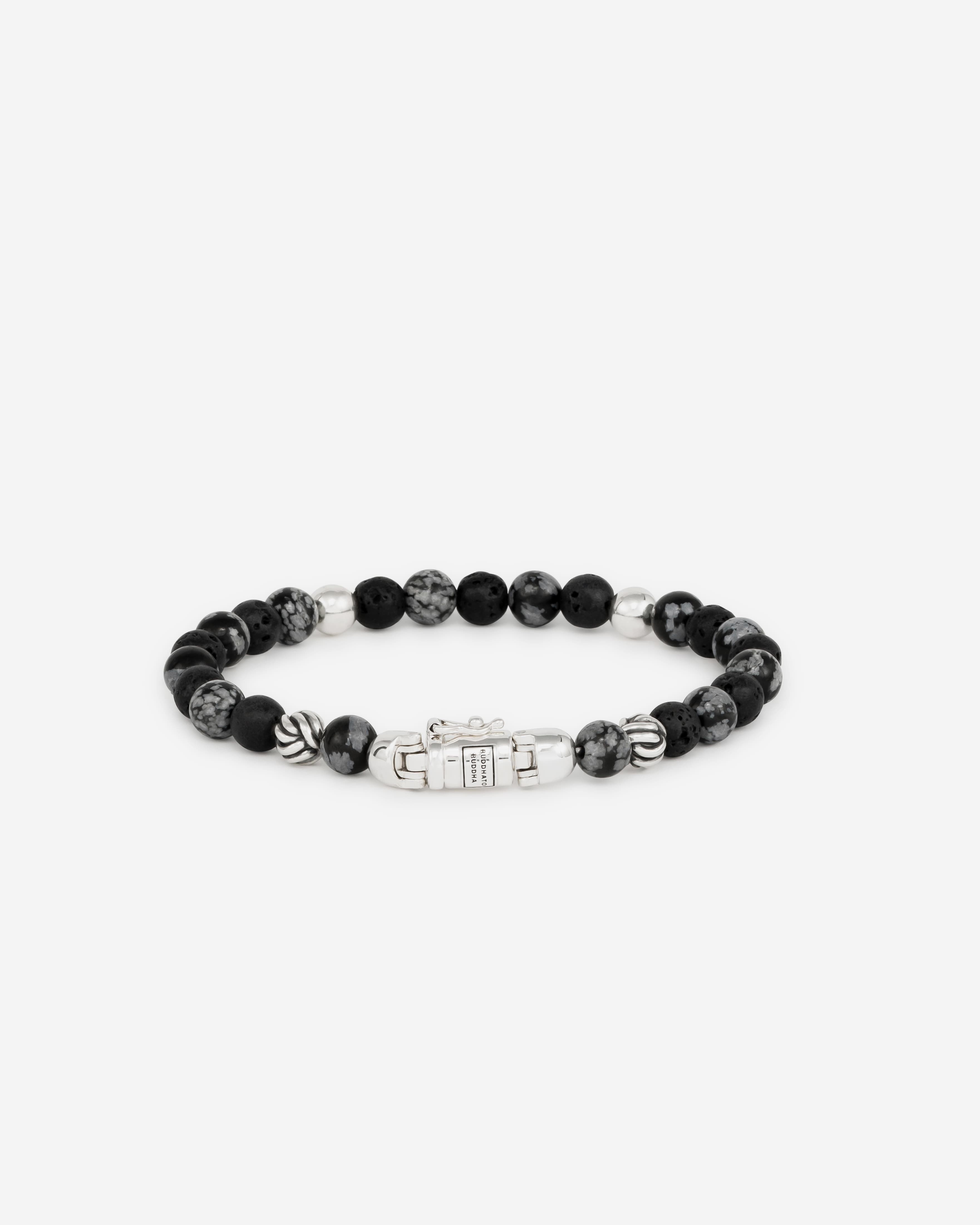 189SN F - De Spirit Bead Mini Snowflake armband is gebaseerd op bidkralen en is vertaald naar een Buddha to Buddha ontwerp met zijn iconische sterling zilveren slot. We omarmen de edelsteenkralen vanwege hun schoonheid en spirituele betekenis. Deze armband heeft zwarte lavastenen afgewisseld met sneeuwvlok-obsidiaanstenen. Obsidiaan brengt balans in lichaam en geest en de lavastenen kalmeert de emoties. De armband is handgemaakt en tijdloos zoals al onze sieraden en kan gemakkelijk worden gecombineerd met leren of zilveren stukken. De mini-spirit kralen zijn kleiner dan de spirit bead armbanden. Let op: het slot van deze Spirit bead armband bevat een magneet. Deze is niet roestvrij en daarom belangrijk om elk contact met water te vermijden (zoals zwemmen & douchen etc.) om optreden van roest rondom de magneet te voorkomen.

