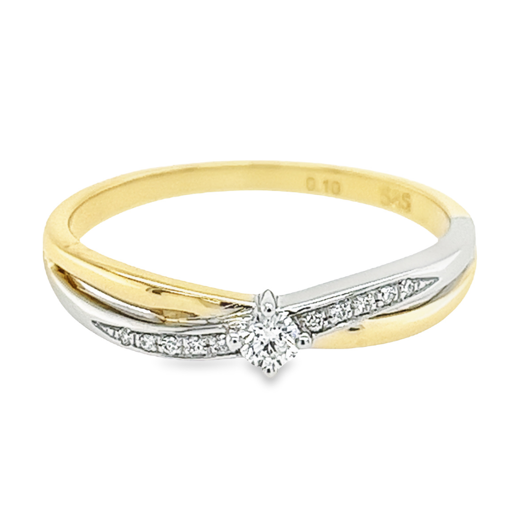 Deze damesring is stijlvol en veelzijdig, geschikt voor elke gelegenheid. Gemaakt van hoogwaardige materialen, biedt het een elegante uitstraling en duurzaamheid. Draag het als een statement stuk op zichzelf of combineer het met andere sieraden voor een gelaagde look. Ideaal voor dagelijks gebruik of speciale evenementen, deze ring voegt zeker verfijning toe aan elke outfit.