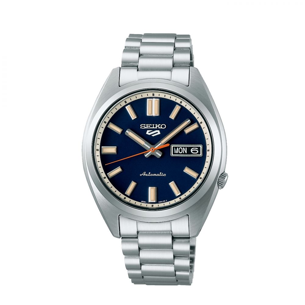 De Seiko SRPK87K1 Sport 5 horloge beschikt over een roestvrijstalen kast en band, zilverkleurige afwerkingen en een blauwe wijzerplaat met strepenpatroon en zijdeglans print. Het horloge heeft een lichtfunctie en is waterdicht tot 10 ATM. Perfect voor dagelijks gebruik en sportieve gelegenheden. Draag hem bij zowel casual als semi-formele outfits voor een stijlvolle look.
