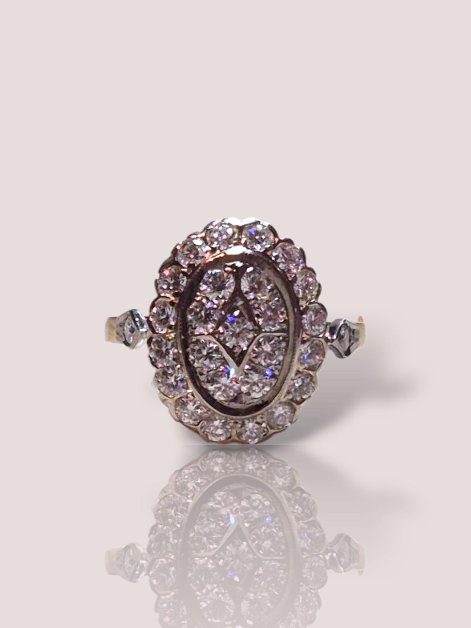 Deze Vintage 18k geel gouden ring siert 27 schitterende diamanten in witgoud. Draag hem solo voor een verfijnde look of combineer met andere ringen voor een gedurfde stijl. Ideaal voor speciale gelegenheden of dagelijks elegantie. Voeg een vleugje luxe toe aan elke outfit.

De diamanten in de wit zijn prachtig wit (kleur G) en heeft zeer kleine insluitsels (VVSI).  Doordat de diamanten gezet zijn in wit goud schittert de ring nog meer!