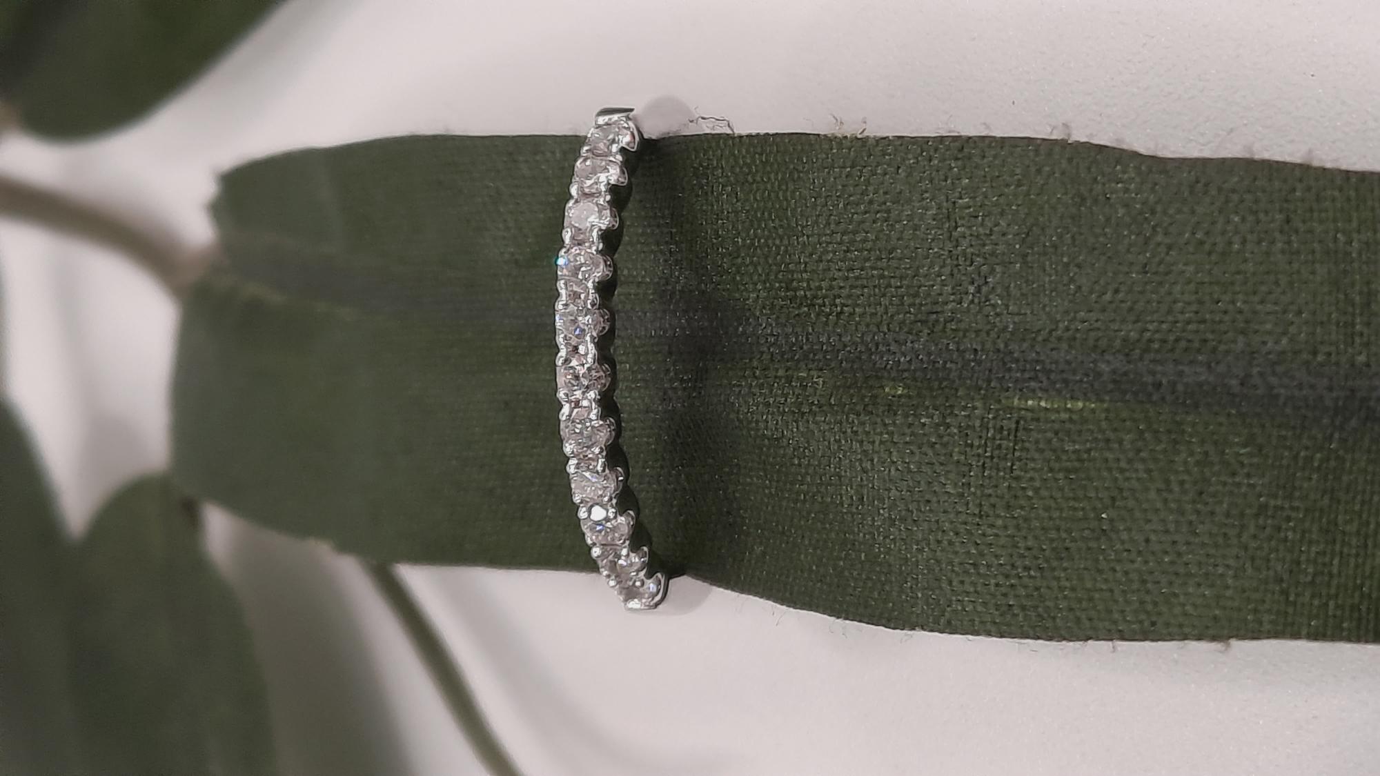 De Diamanten Verlovingsring, modelnummer BREA-0002407, is een betoverende 18-karaats witgouden ring met 11 briljant geslepen diamanten van SI1 zuiverheid en F-kleur. Perfect voor een verloving. Draag deze ring dagelijks aan je ringvinger voor een elegante en tijdloze uitstraling. Een schitterende keuze voor een speciaal moment.