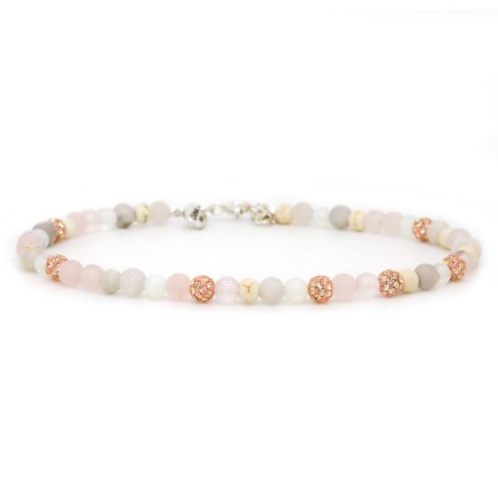 Dit is het Crystal Beads SKYLAR enkelbandje. Alle enkelbandjes met kristalkralen zijn 24 cm lang en de verstelbare bandjes zijn 4 cm. De kralen zijn van natuursteen, dus ze kunnen iets afwijken van de foto. Je kunt ze los dragen, maar het is ook een perfect enkelbandje om te combineren met onze enkelbandjes met schakels!
