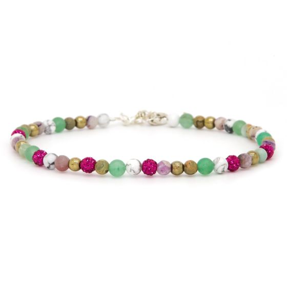 Dit is het Crystal Beads SKYLAR enkelbandje. Alle enkelbandjes met kristalkralen zijn 24 cm lang en de verstelbare bandjes zijn 4 cm. De kralen zijn van natuursteen, dus ze kunnen iets afwijken van de foto. Je kunt ze los dragen, maar het is ook een perfect enkelbandje om te combineren met onze enkelbandjes met schakels!