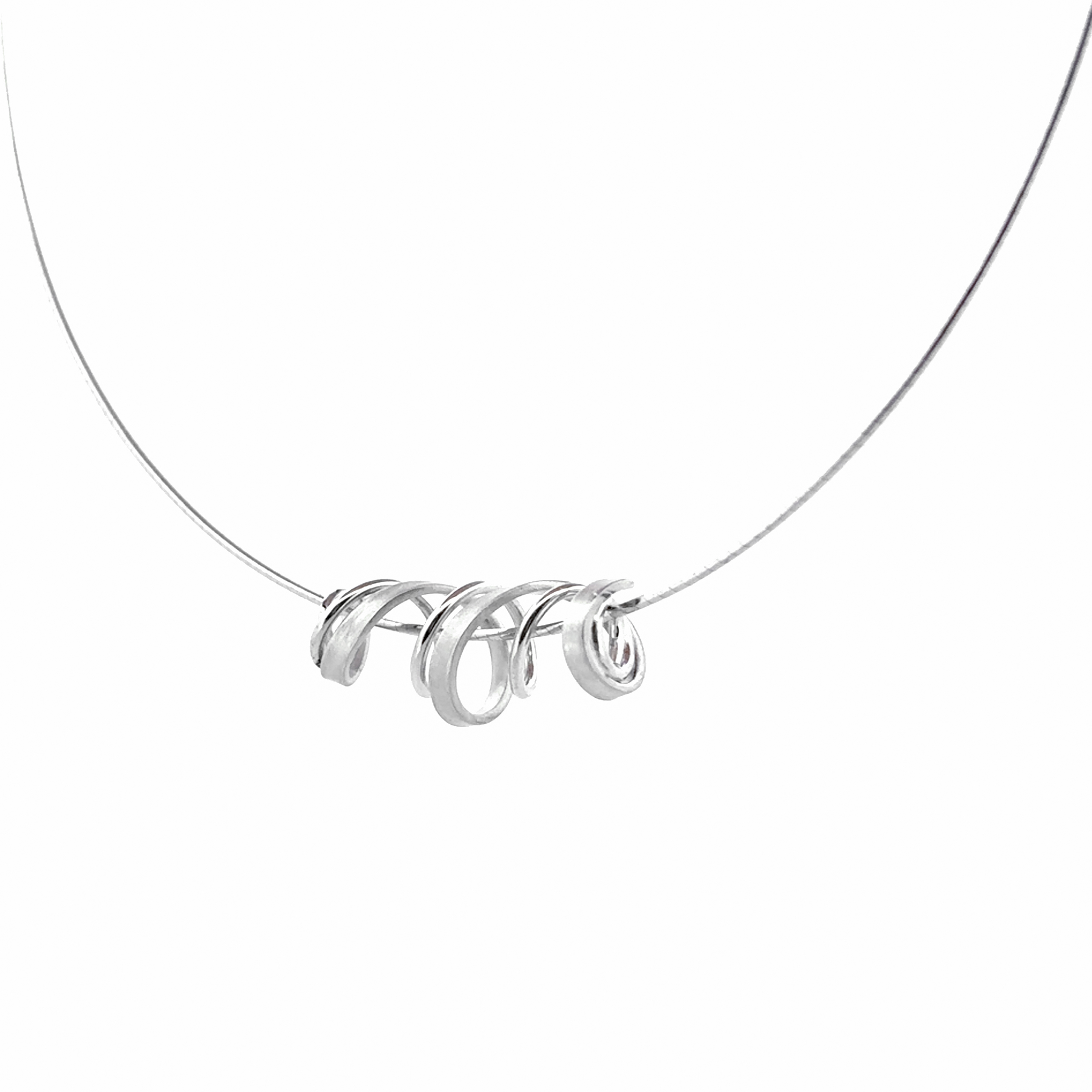 Sierlijke verfijnde draden laten deze ontwerpen voor zichzelf spreken. Met een letterlijke twist zijn deze sieraden goed draagbaar en makkelijk te combineren. Een energieke wikkel van sierlijkheid die jou laat stralen. Elk sieraad wordt met de hand gemaakt in ons eigen atelier en ontstaat spontaan op gevoel. Jouw Twist is dus altijd uniek.

Deze hanger wordt los verkocht of wil je er een bijpassende ketting van zilver bij bestellen?

Maak een afspraak en kom deze sierlijke hanger passen! Of bestel haar gelijk, dan sturen we deze mooi verpakt naar je toe.