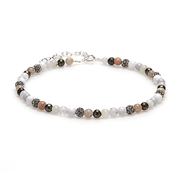 Dit is het Crystal Beads enkelbandje. Alle enkelbandjes met kristalkralen zijn 24 cm lang en de verstelbare bandjes zijn 4 cm. De kralen zijn van natuursteen, dus ze kunnen iets afwijken van de foto. Je kunt ze los dragen, maar het is ook een perfect enkelbandje om te combineren met onze enkelbandjes met schakels!
