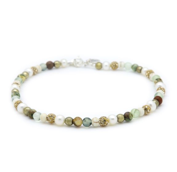 Dit is het Crystal Beads enkelbandje. Alle enkelbandjes met kristalkralen zijn 24 cm lang en de verstelbare bandjes zijn 4 cm. De kralen zijn van natuursteen, dus ze kunnen iets afwijken van de foto. Je kunt ze los dragen, maar het is ook een perfect enkelbandje om te combineren met onze enkelbandjes met schakels!