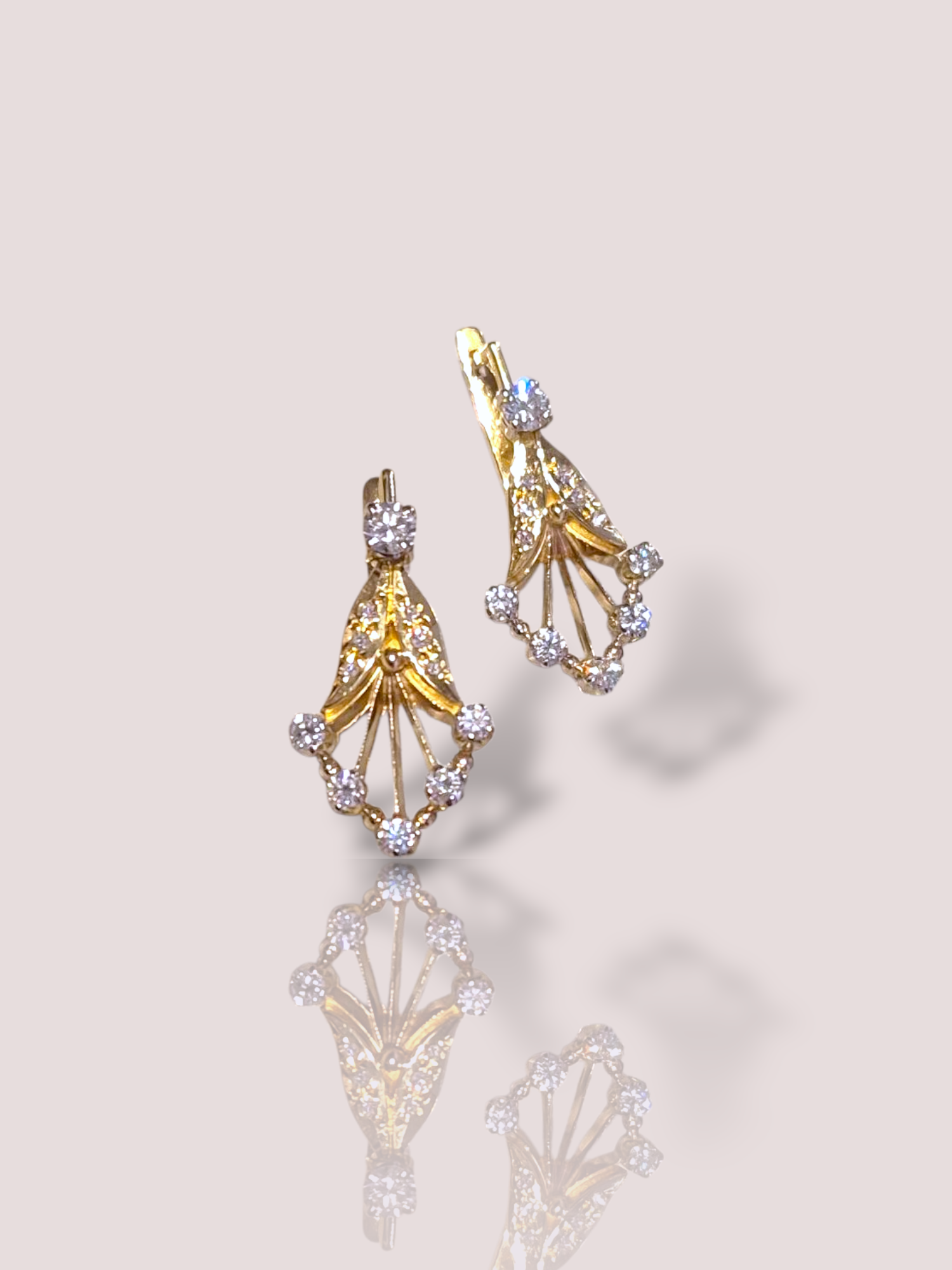 Deze prachtige vintage oorringen zijn vervaardigd uit 18k geelgoud en geaccentueerd met diamanten. Draag ze bij formele gelegenheden of om een alledaagse outfit te verfraaien. Perfect om elke look een vleugje tijdloze elegantie te geven.

De oorbellen zijn 3 cm lang en hebben in totaal 