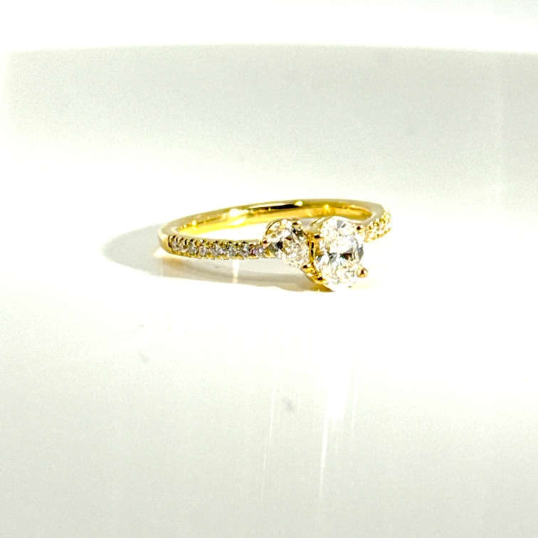 Verlovingsring 18 karaat geel goud met lab grown diamant 0.52ct ovale slijp D / Vvs2  + 0.29ct voor de rest van de diamanten 