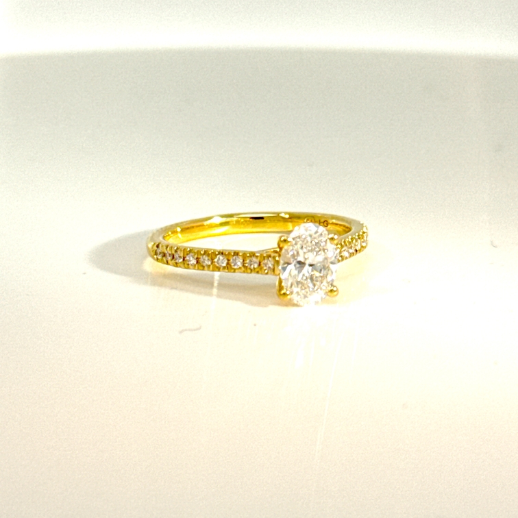 ring in 18kt geel goud afgewerkt met ovaal geslepen Lab Grown diamant van 0.71ct E/Vs1 en kleien lab grown diamant (briljant geslepen) van 0.01ct (totaal 0.16ct)
Deze ring is een "wedfit" verlovingsring, met andere woorden: een trouwring past er naadloos naast.