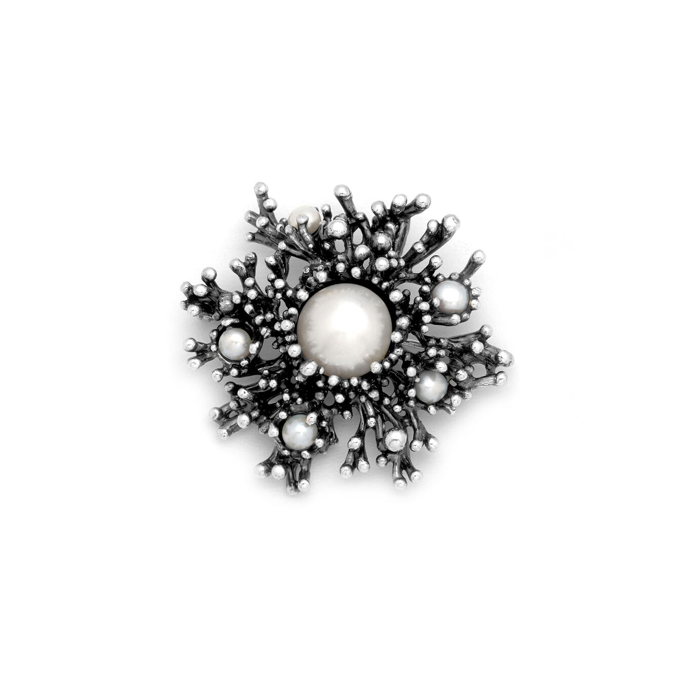 Sterling Silver and natural pearls
Height 45 mm+BI93BDBD83:BI99+BD83:BI92
Length 48 mm
Back with safety pin
Handmade in Italy