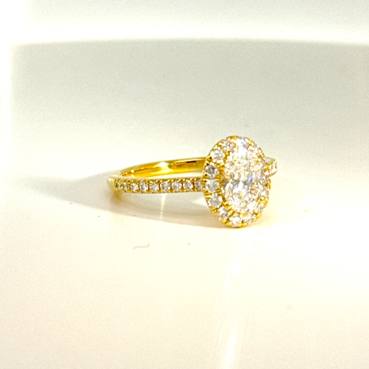 ring in 18kt geel goud met Lab grown ovale slijp 0.78ct en verder bezet met briljant van 0.01ct (totaal 0.43ct)
Deze ring is een echte "wedfit" verlovingsring, met andere woorden: een trouwring past er naadloos naast.