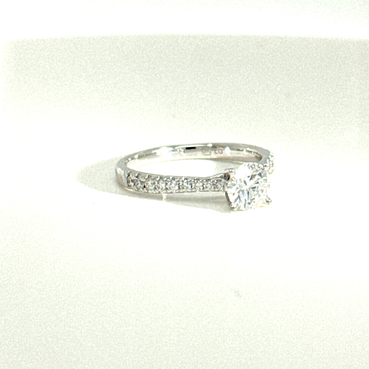 18kt wit gouden ring met LAB grown centrale diamant (briljant geslepen) van 0.71ct D/Vvs2 en in de band 0.22ct briljantjes