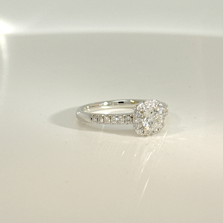witgouden ring met LAB diamant van 0.52ct E/Vvs2 en diamanten rond de steen en in de ringband voor een totaal van 0.26ct