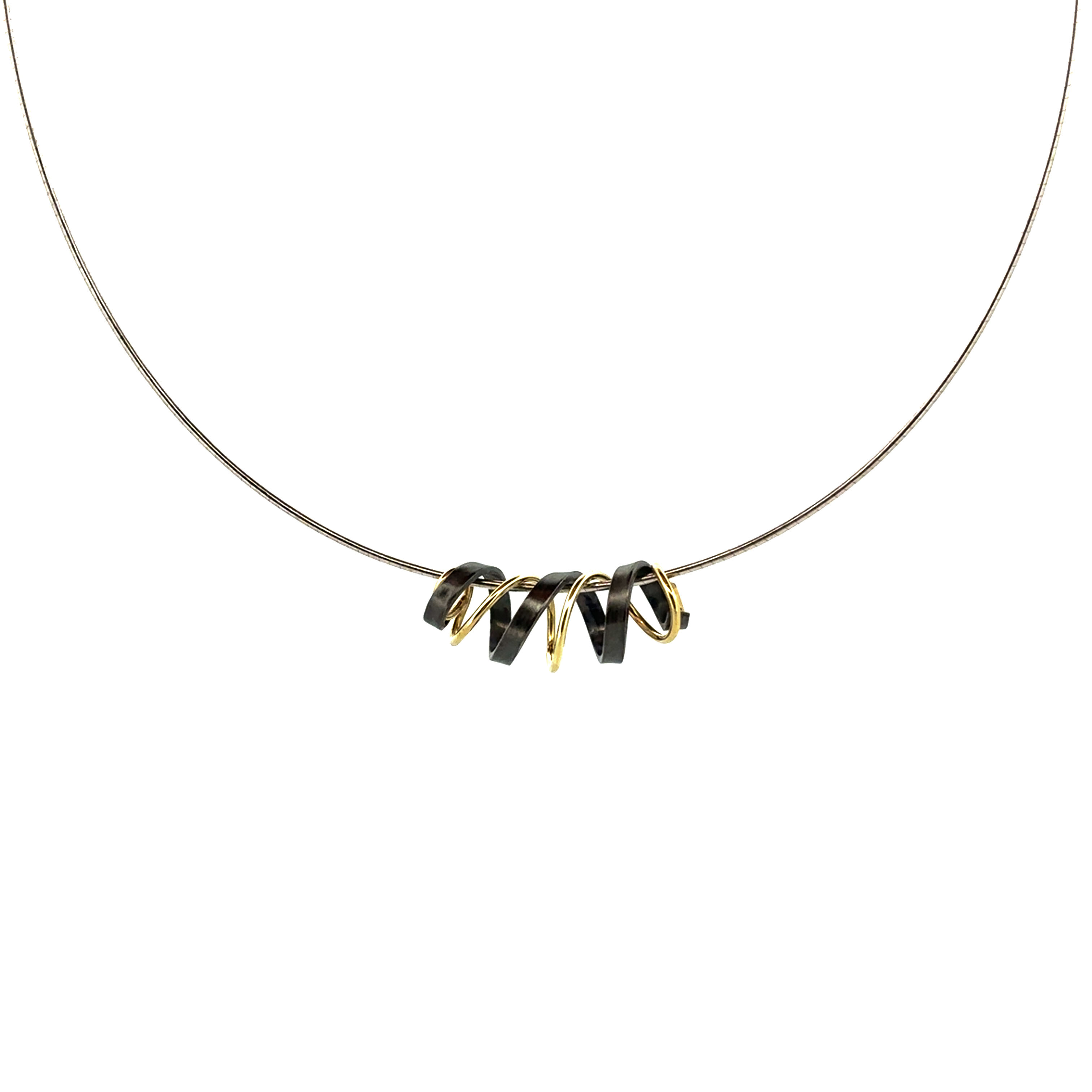 Een speelse hanger uit onze Black and gold serie. Gemaakt  van geoxideerd zilver waardoor het een mooie donkere kleur krijgt. Door de gewaagde combinatie van zwart met het goud is dit sieraad net even anders. 

Deze hanger wordt los verkocht of wil je er een bijpassende ketting van zilver bij bestellen?

Maak een afspraak en kom deze sierlijke hanger passen! Of bestel haar gelijk, dan sturen we deze mooi verpakt naar je toe.