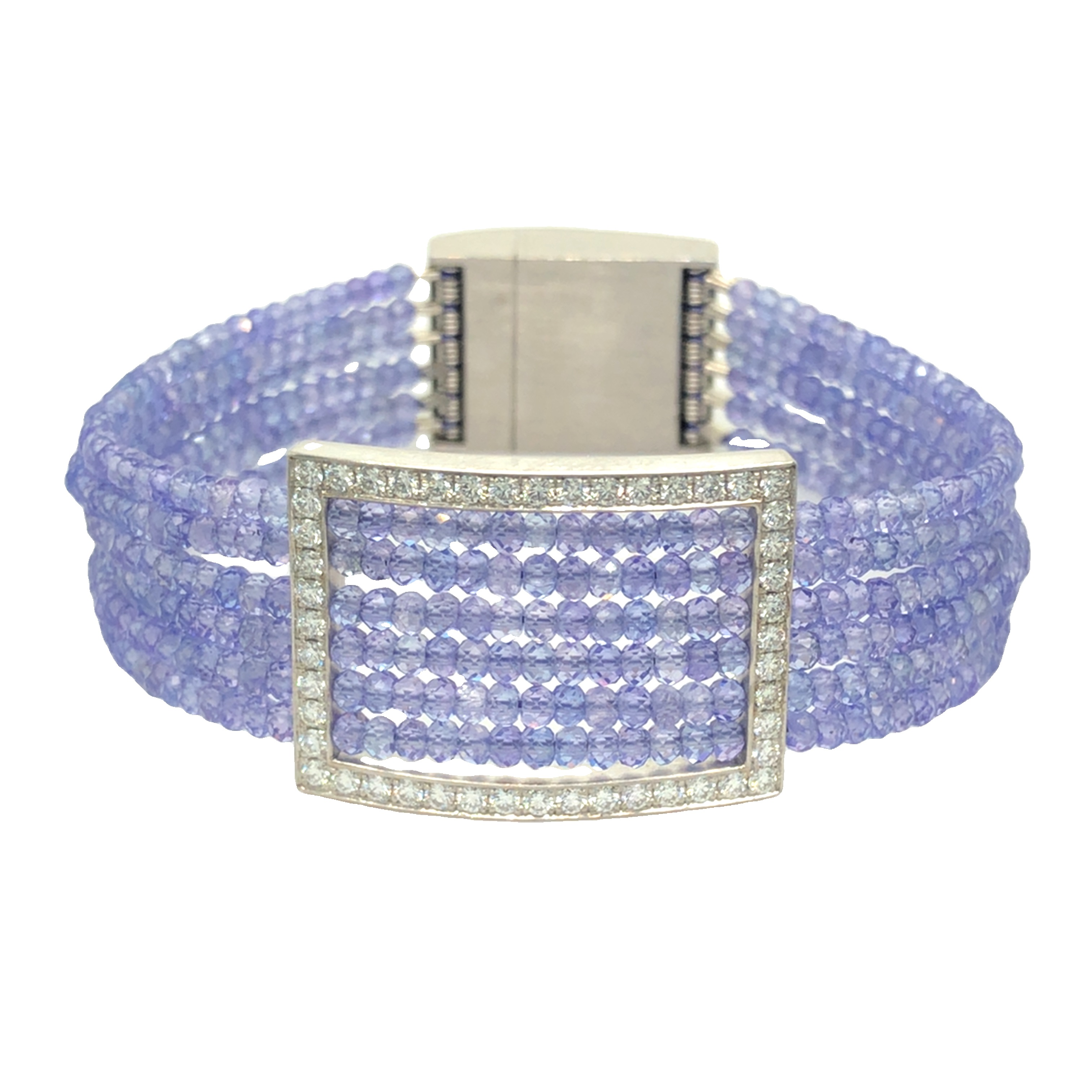 Das Armband Platin Tansanit Brillanten 1,7ct, Modellnummer ARM, ist ein luxuriöses Schmuckstück. Es besteht aus hochwertigem Platin und ist mit einem Tansanit sowie Brillanten von insgesamt 1,7 Karat besetzt. Ideal als eleganter Akzent zu Abendgarderobe oder besonderen Anlässen. Tragen Sie es alleine oder in Kombination mit weiteren Armreifen für einen stilvollen Look.