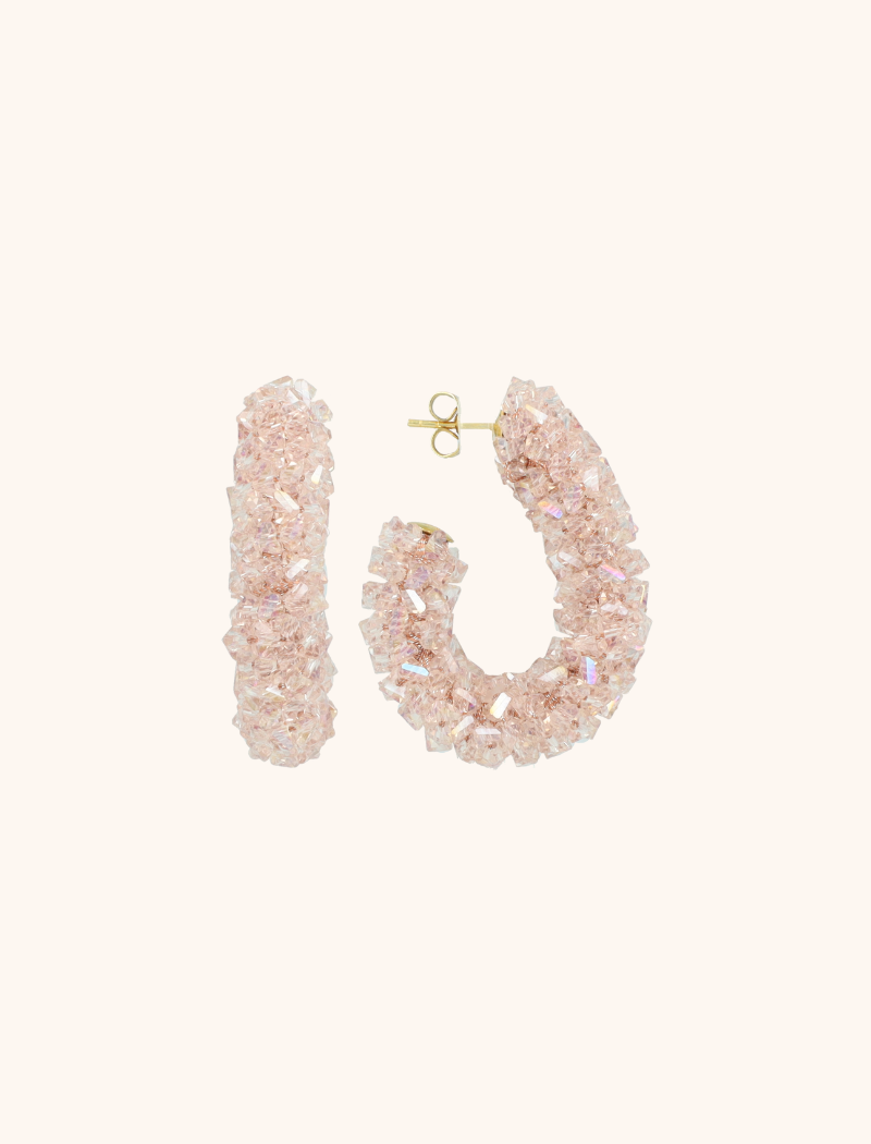 De 'Crystal Pink Oorbellen Pascalle Creole Raw' bieden een romantische glans die perfect is voor elke gelegenheid. Met hun elegante ontwerp en hoogwaardige materialen zijn ze een prachtige toevoeging aan je sieradencollectie. Ervaar de magie van LOTT. gioielli.