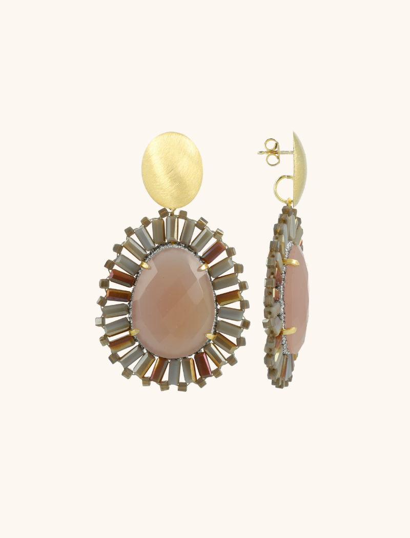 Laat je betoveren door de 'Liver Dust Ovale Oorbellen Esmee Met Flat Beads en Steen M' van LOTT. gioielli. Deze prachtige oorbellen combineren een ovale vorm met flat beads en een steen in liver dust, wat ze een unieke uitstraling geeft. Elk paar straalt klasse en elegantie uit, perfect voor vrouwen die houden van subtiele glamour in hun accessoires. Met hun gemiddelde gewicht zijn deze oorbellen comfortabel genoeg om dagelijks te dragen, terwijl ze toch opvallen door hun unieke ontwerp. Voeg een vleugje schittering toe aan je outfit met de 'Liver Dust Ovale Oorbellen Esmee', een must-have voor je sieradencollectie. You deserve a LOTT.