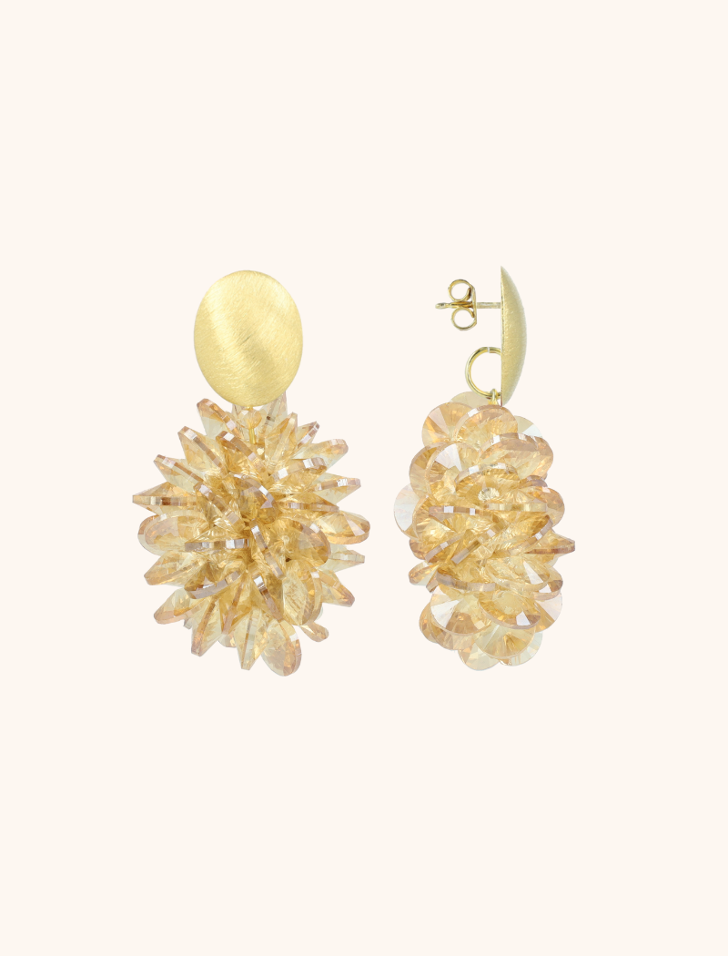 Waardeer en bekijk de verfijning en elegantie met de Beige Oorbellen Thick Oval Crystal Sequins Sam van LOTT. gioielli. Deze betoverende oorbellen, zijn een perfecte aanvulling op je sieradencollectie. Met hun dikke ovale vorm en sprankelende kristalsequins, stralen deze oorbellen een tijdloze charme uit. De subtiele Beigekleur voegt een vleugje ingetogen elegantie toe aan elke look, terwijl de kristalsequins zorgen voor een vleugje glamour. Deze oorbellen zijn veelzijdig genoeg om bij elke gelegenheid te dragen. Of je nu een formele avond bijwoont of een casual dagje uit plant, deze oorbellen voegen een vleugje luxe toe aan elke outfit. Draag ze met een klassieke little black dress voor een verfijnde avondlook, of combineer ze met een eenvoudig wit t-shirt en jeans voor een moeiteloos chique uitstraling. Met hun hoogwaardige materialen en vakmanschap zijn de Beige Oorbellen Thick Oval Crystal Sequins Sam niet alleen een accessoire, maar een uiting van je persoonlijke stijl en individualiteit. Voeg deze prachtige oorbellen toe aan je collectie en straal elke dag met tijdloze elegantie. You deserve a LOTT.