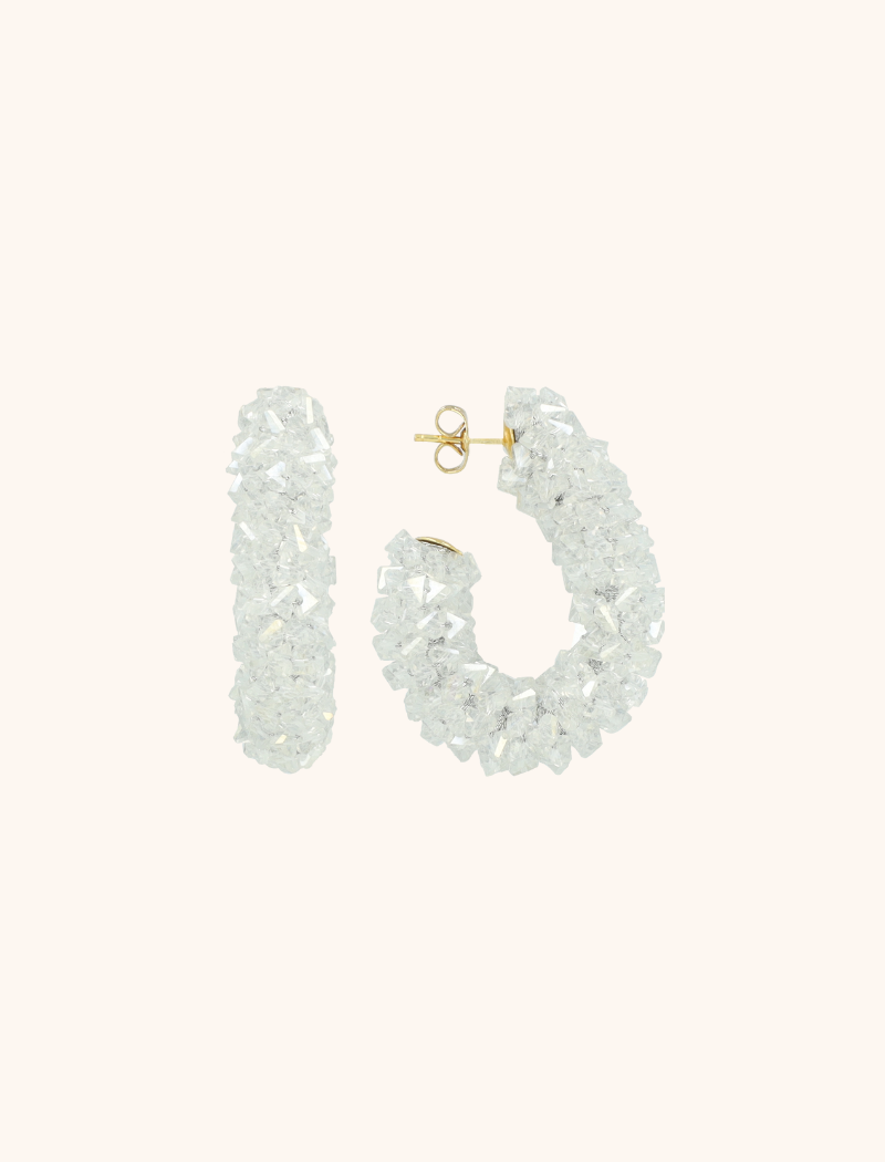 Voeg een klassieke touch toe met de 'Crystal Silver Oorbellen Pascalle Creole Raw'. Deze verfijnde oorbellen combineren tijdloze elegantie met een moderne twist, waardoor ze perfect zijn voor vrouwen die houden van subtiele luxe. You deserve a LOTT.
