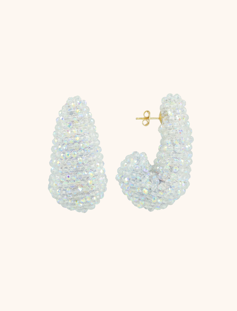 Voeg een speelse flair toe aan je look met de 'Holo Oorbellen Nadine Teardrop Creole L'. Deze opvallende oorbellen bieden een unieke glans die perfect is om een statement te maken. Met een gewicht van 19,5 gram kun je ze voelen, maar het design blijft comfortabel genoeg voor langdurig dragen. Beleef de magie van LOTT. gioielli.