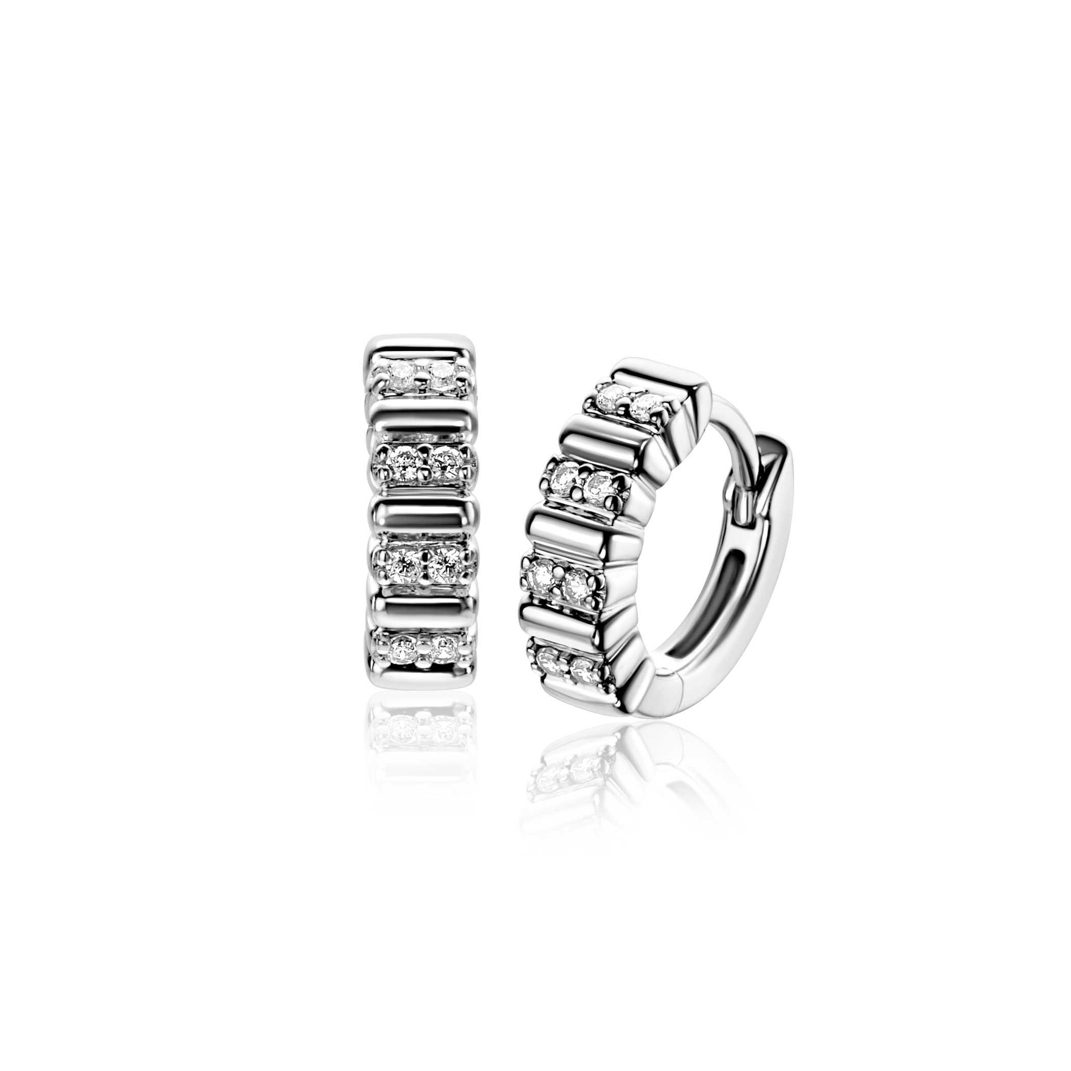 ZINZI zilveren oorringen (13x4mm) met gladde ovale elementen en afgewisseld met chatonzettingen van twee witte zirkonia's. Met luxe en gemakkelijke klapsluiting. Maak je look compleet met bijpassende ring en armband!Vervaardigd van eerste gehalte zilver (925) en voorzien van een extra rodiumlaag voor een langdurige glans.