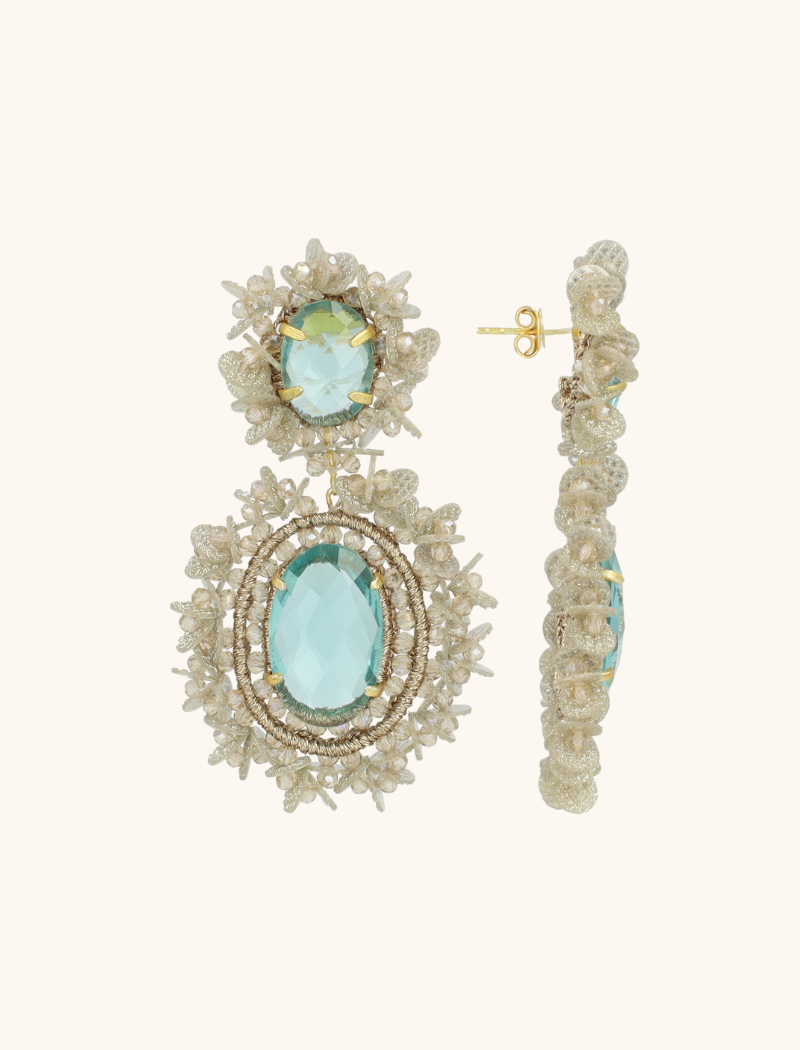 Voeg een unieke en verfijnde touch toe aan je look met de 'Nude/Emerald Oorbellen Lara Pendant Double L'. De combinatie van neutrale tinten en sprankelend groen maakt deze oorbellen een opvallende keuze. Met een gewicht van 11,6 gram bieden ze een stevig en comfortabel draaggevoel. Maak een statement met deze verfijnde oorbellen van LOTT. gioielli.
