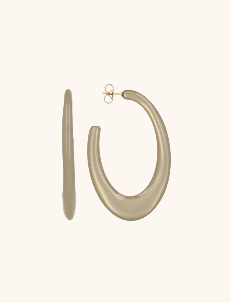 Maak een gedurfd statement met de 'Dark Nude Oorbellen Gwen Creole L'. Deze oorbellen wegen 6,8 gram en combineren een verfijnde tint met een lichtgewicht ontwerp, perfect voor dagelijks dragen. Kies voor de tijdloze elegantie van LOTT. gioielli.