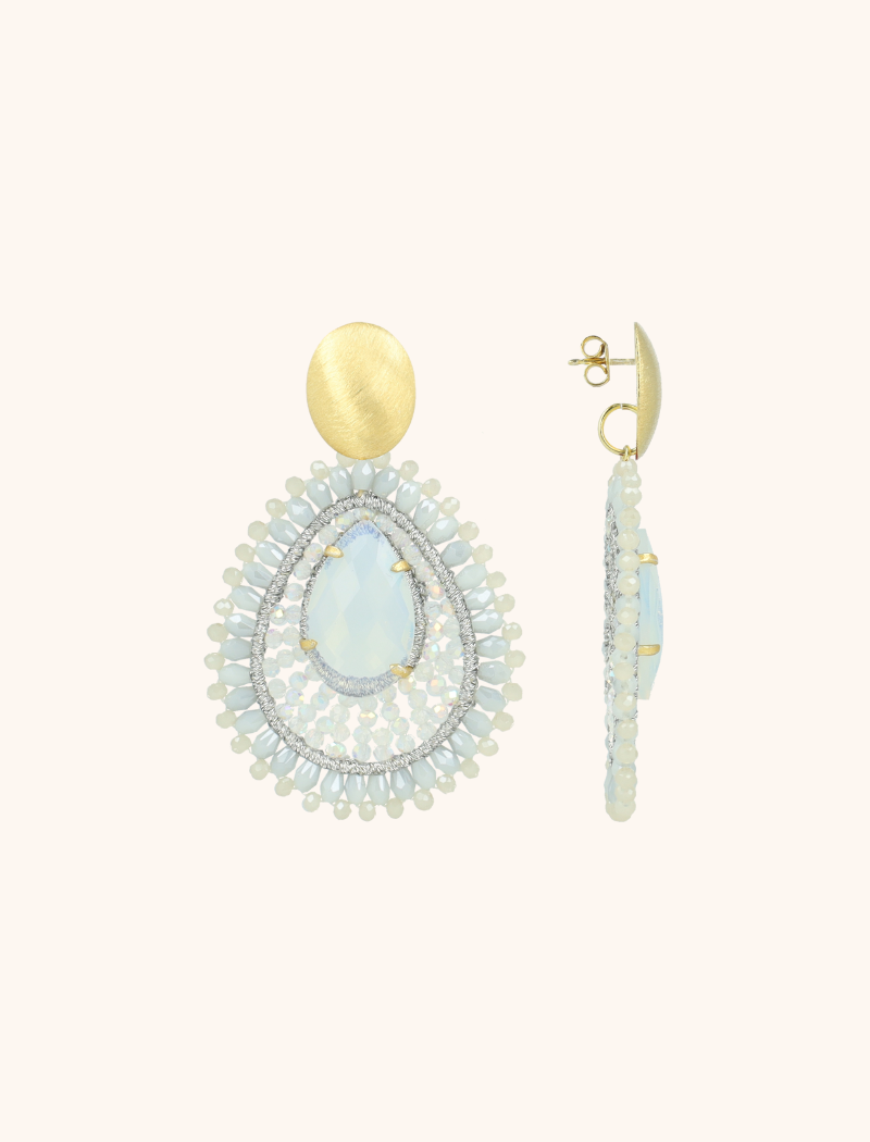 Voor een tijdloze en verfijnde look kies je de 'Crystal Silver Oorbellen Lina Filled Drop with Stone'. Deze prachtige oorbellen wegen 11 gram en zijn een ideale keuze voor vrouwen die houden van subtiele elegantie. Ontdek de exclusiviteit van LOTT. gioielli.