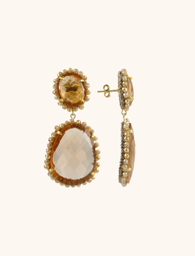 Voeg een vleugje moderne elegantie toe aan je look met de 'Orange Crush Pendant Oorbellen Dubbel L' van LOTT. gioielli. Deze prachtige oorbellen hebben een dubbel ontwerp met een pendant, uitgevoerd in een levendige oranje tint. Perfect om je outfit te complementeren met een opvallende touch van kleur en stijl. Met hun lichte gewicht bieden ze comfort en zijn ze ideaal voor dagelijks gebruik. You deserve a LOTT.