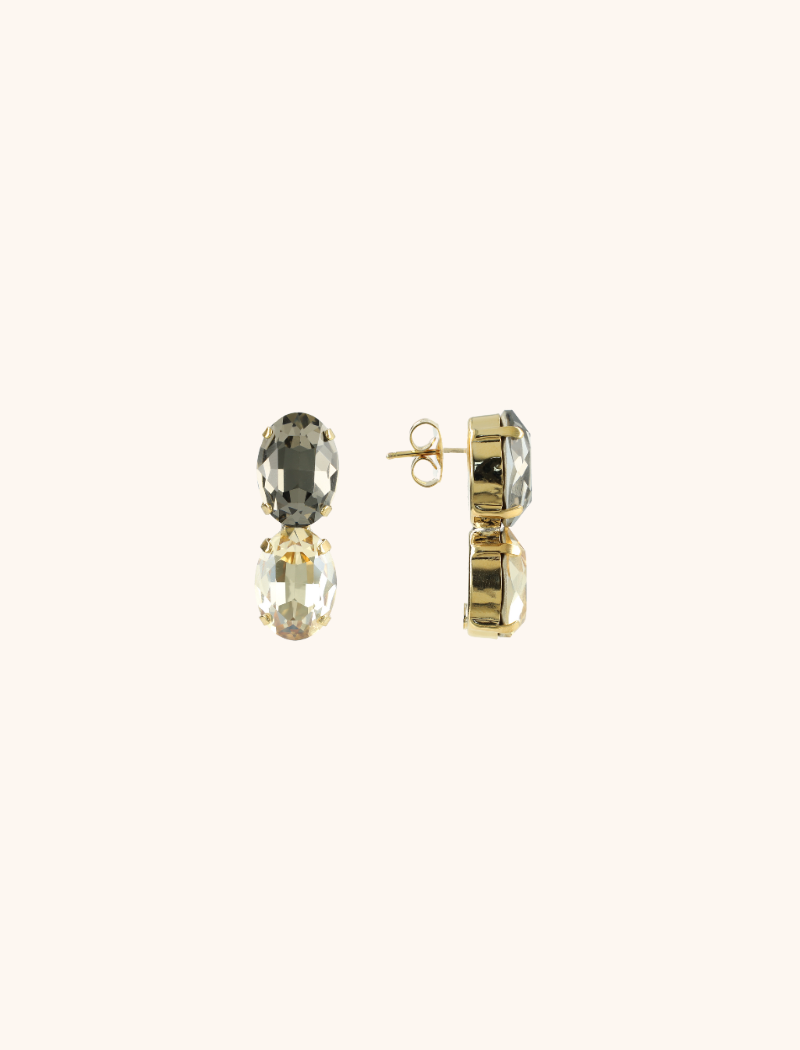 De 'Black Diamond/Shadow Oorbellen Maudi Oval 2 Stones Waterfall M' brengen mysterie en verfijning samen in een prachtig sieraad. Deze oorbellen van 7 gram zijn lichtgewicht, comfortabel en ideaal voor langdurig dragen tijdens een chique gelegenheid. You deserve a LOTT.