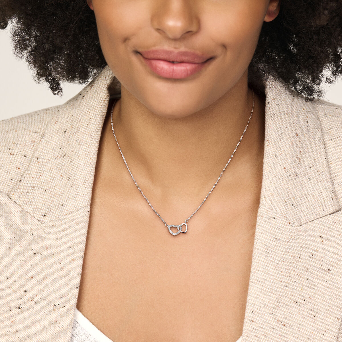 Gerhodineerd 925 zilveren collier uitgevoerd met hartjes en zirkonia. Het collier heeft draaglengtes van 41-43-45cm.