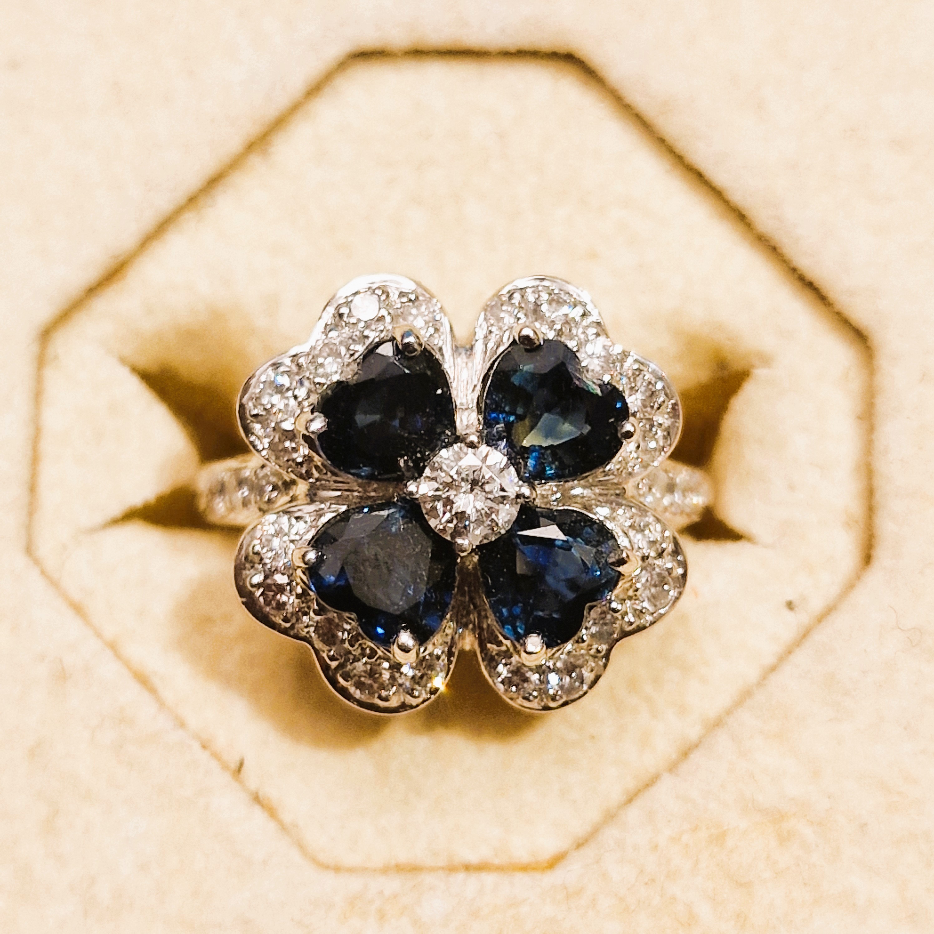 G074R 18k witgouden ring klaver met diamant en saffier