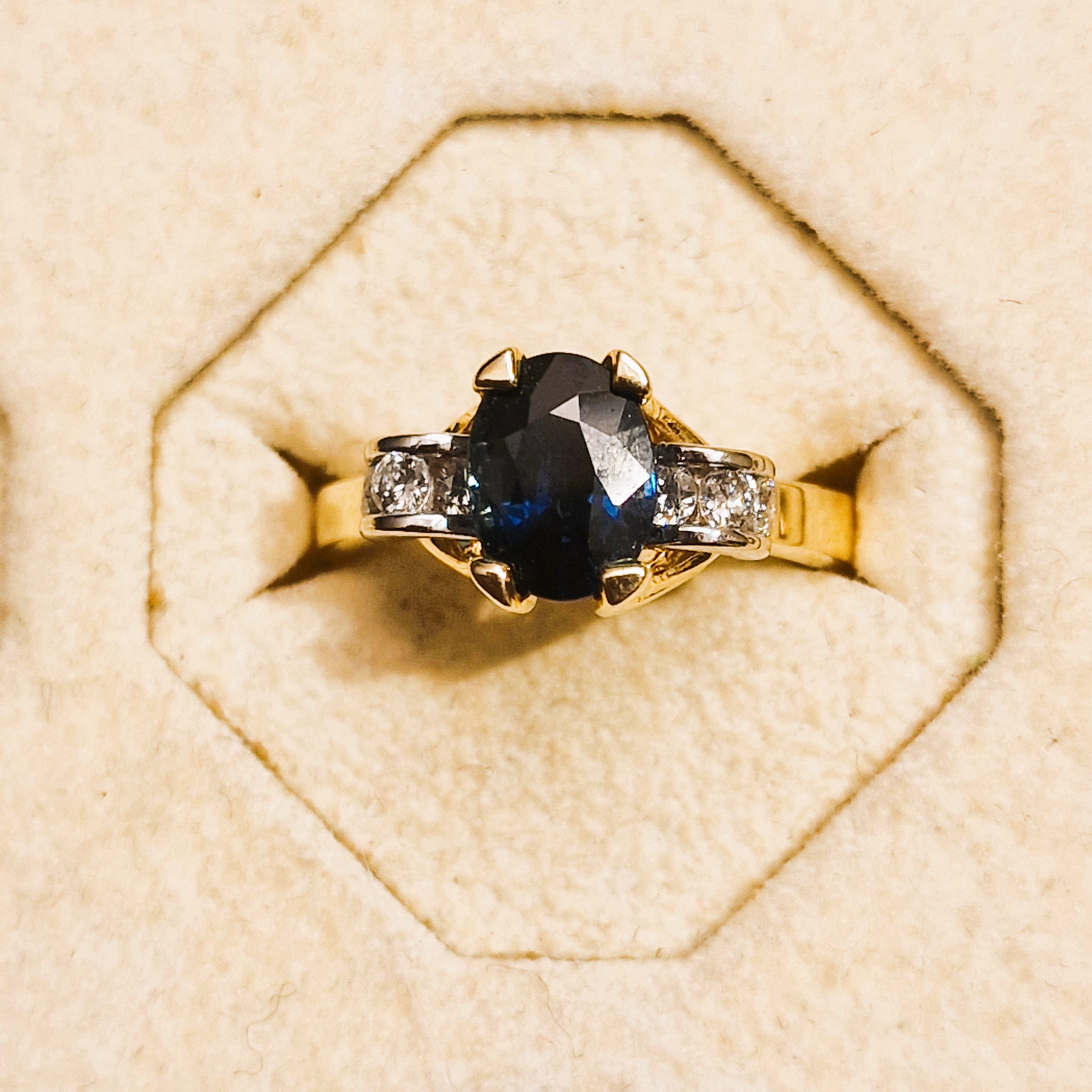 G0190R 14k geel en witgouden ring met saffier en diamant