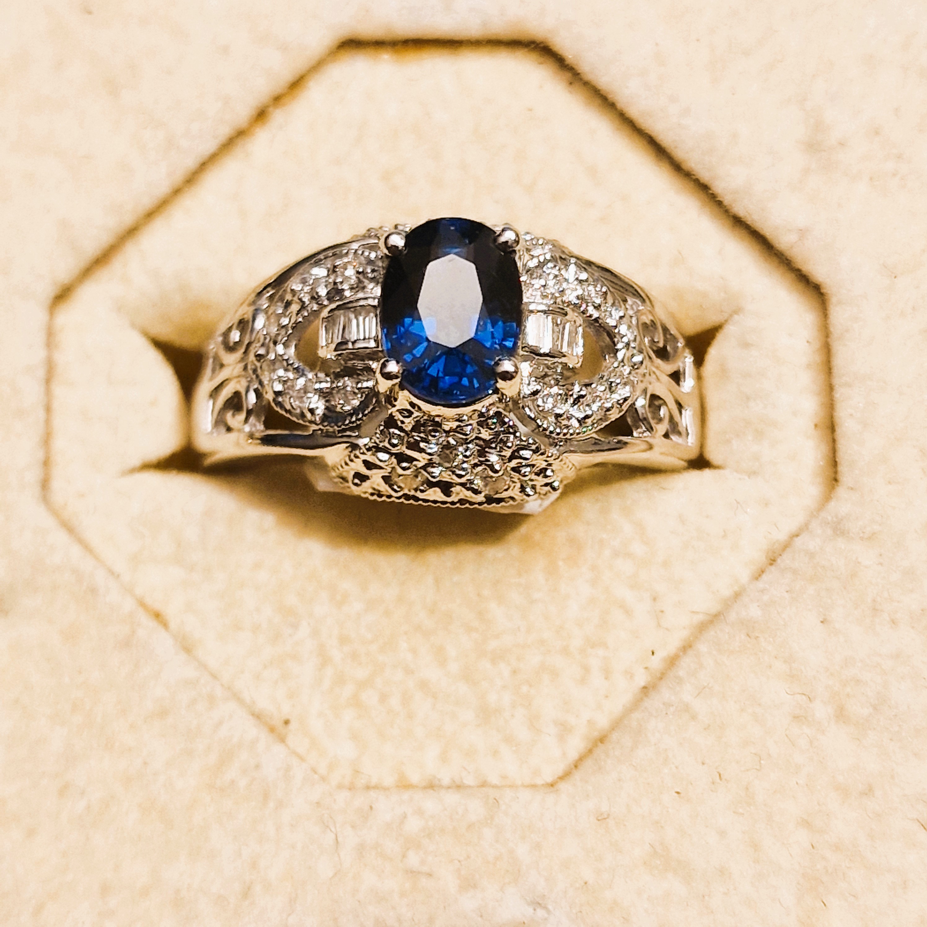 BBS2 18k witgouden ring met baquette en briljant geslepen diamant met een blauwe saffier middensteen