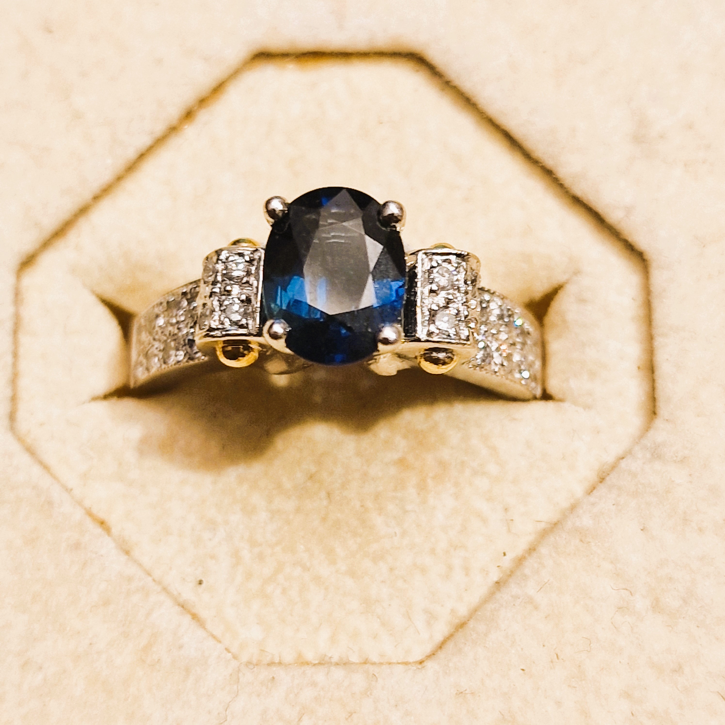 G075R 18k witgouden ring met pavé gezet diamant en een blauwe saffier ovale midden steen