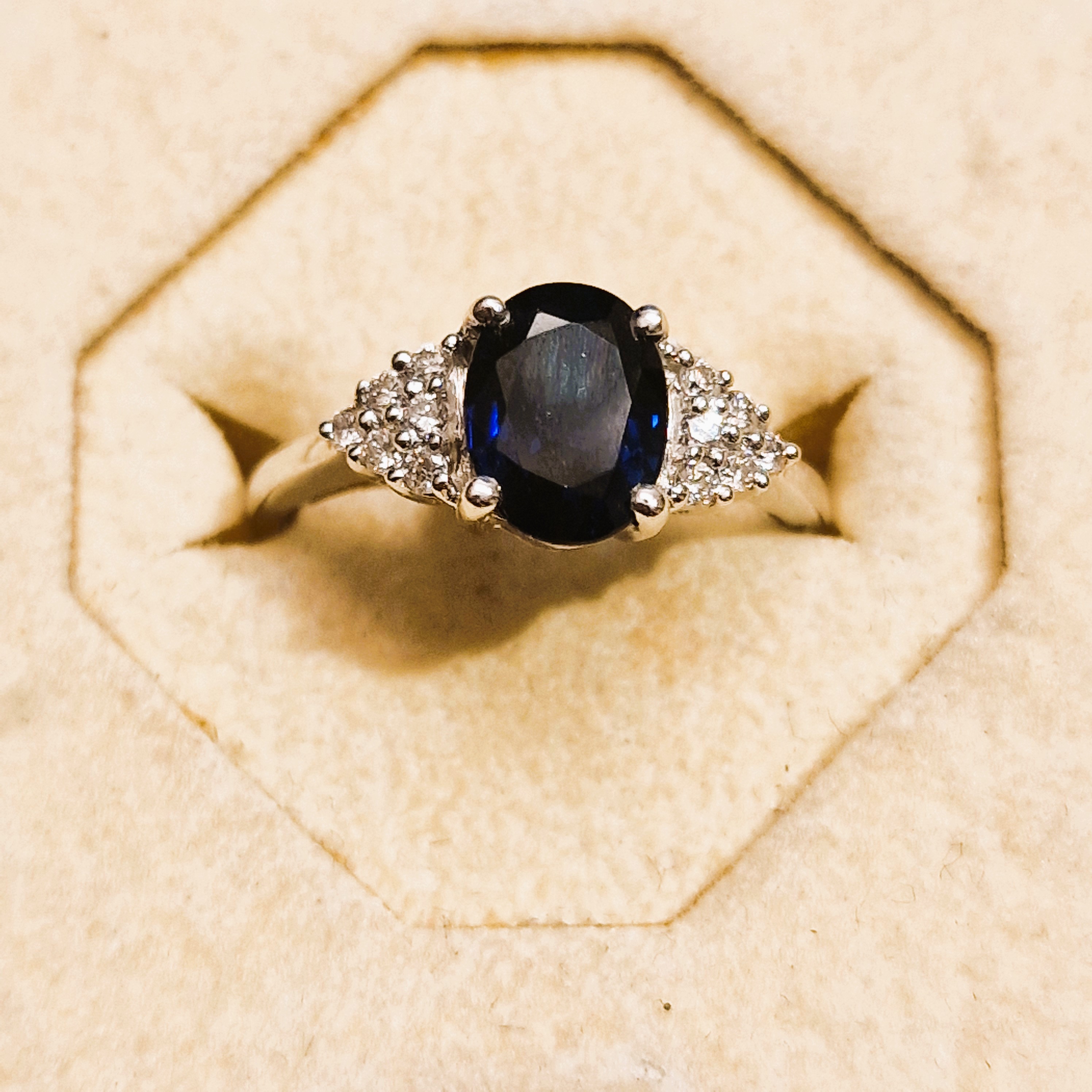G092R 18k witgouden ring met diamant en saffier