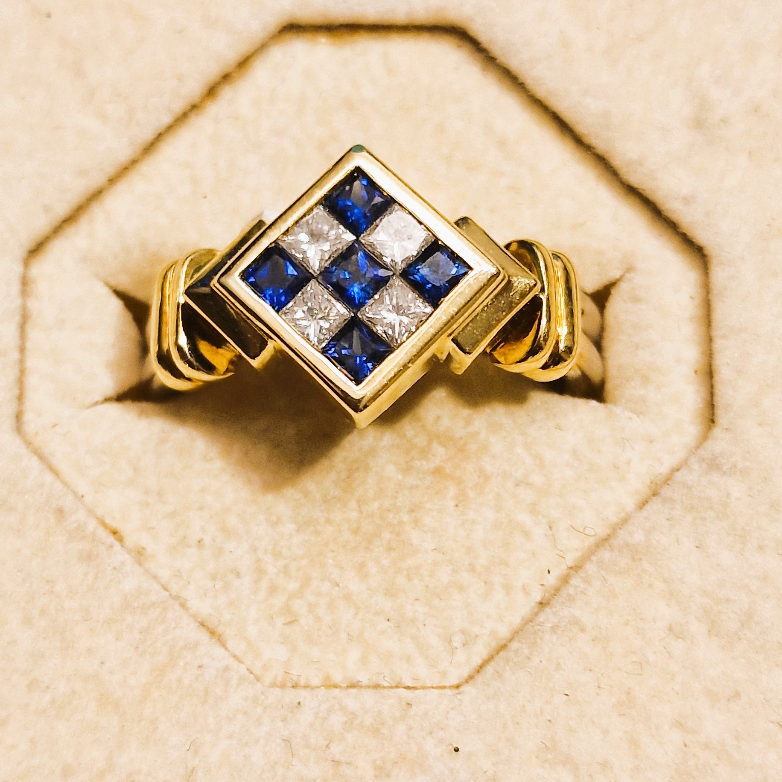 G052R 18k bicolor ring met princess geslepen saffier en diamant