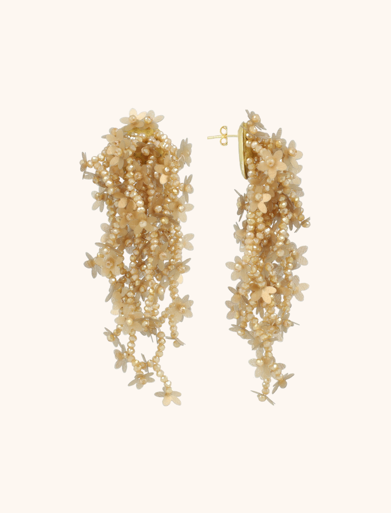 Maak een opvallend statement met de 'Dark Nude Oorbellen Lilly Flower Strings L'. De natuurlijke tinten gecombineerd met het vloeiende design maken deze oorbellen perfect voor speciale gelegenheden. Met een gewicht van 18,1 gram zijn ze stevig, maar dragen ze comfortabel door hun slimme ontwerp. Voeg een tijdloze en chique flair toe aan je look met deze oorbellen van LOTT. gioielli.