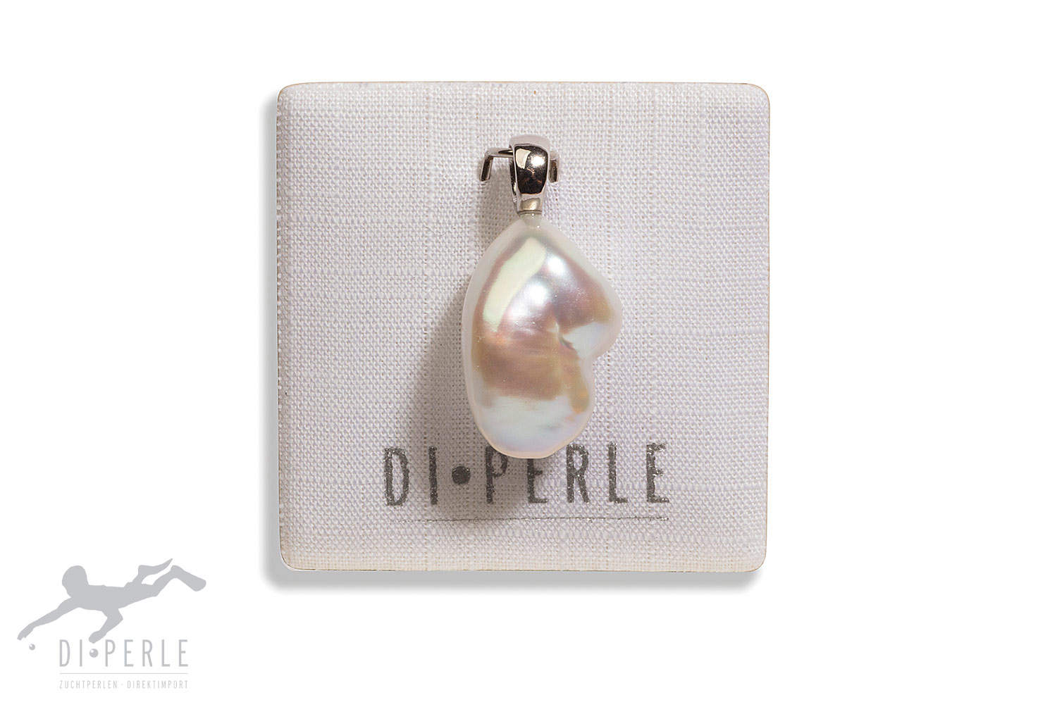 De Di Perle zilveren hanger met modelnummer 83002560 is een elegante zilverkleurige hanger gemaakt van zilver en versierd met een zoetwaterparel. Perfect voor elke gelegenheid, deze hanger voegt een vleugje verfijning toe aan elke outfit. Het beste te dragen aan een fijne zilveren ketting om de schoonheid van de parel te accentueren.