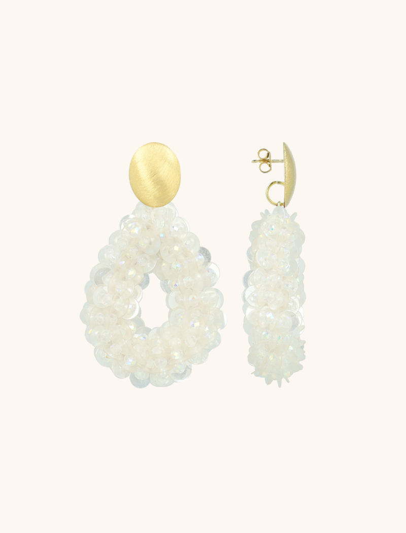 Laat je inspireren door sprankeling met de 'Holo Oorbellen Fenna Sequin Drop'. Het holografische ontwerp en de verfijnde pailletten zorgen voor een speelse en moderne uitstraling. Met een lichtgewicht van 9,1 gram draag je deze oorbellen moeiteloos. Kies voor een unieke en sprankelende look met deze elegante oorbellen van LOTT. gioielli.