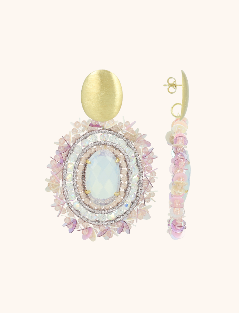 Maak een indrukwekkend statement met de 'Crystal Pink Oorbellen Venna Filled Oval Sequins L'. Met een gewicht van 13,7 gram bieden deze oorbellen een opvallende en elegante uitstraling, perfect voor speciale gelegenheden. Ontdek de luxe van LOTT. gioielli.