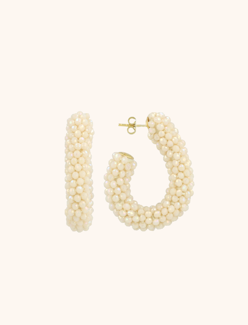 Voor een natuurlijke look kies je de 'Nude Oorbellen Ellis Glassberry Creole L'. Deze elegante oorbellen wegen 7,3 gram en bieden een perfecte balans tussen comfort en stijl. Ideaal voor vrouwen die houden van subtiele verfijning. You deserve a LOTT.