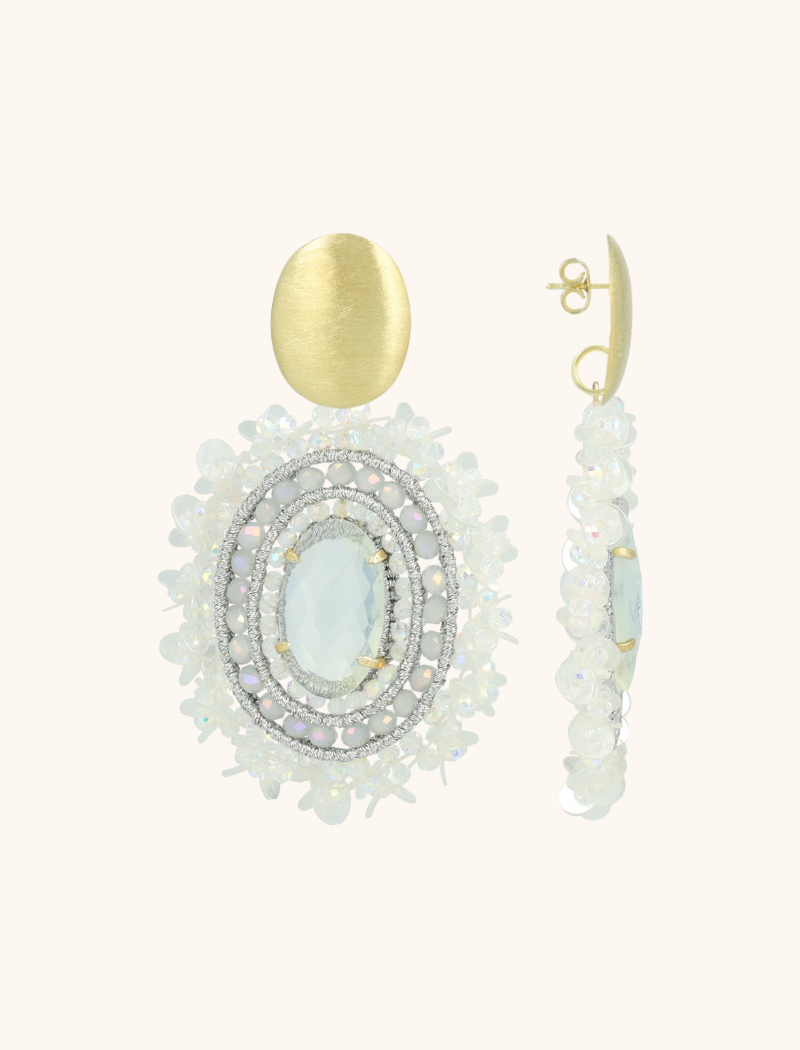 Voor een tijdloze en verfijnde look kies je de 'Crystal Silver Oorbellen Venna Filled Oval Sequins L'. Deze elegante oorbellen wegen 13,7 gram en zijn een prachtige aanvulling op elke sieradencollectie. Beleef de magie van LOTT. gioielli.