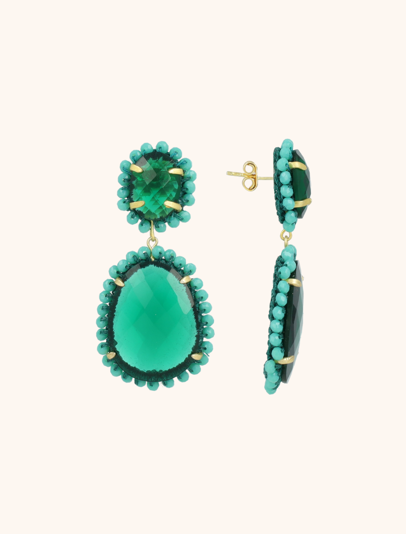 Laat de zomer spreken met de 'Bodine Pendant Earring Double L' ‚ een expressieve creatie in Turquoise. Vervaardigd uit hoogwaardige materialen, met een tijdloze afwerking. Voldoende aanwezig om op te vallen, maar licht genoeg voor dagelijks comfort. Perfect te dragen bij alles van een linnen jumpsuit tot een feestelijke zomerjurk. You deserve a LOTT.