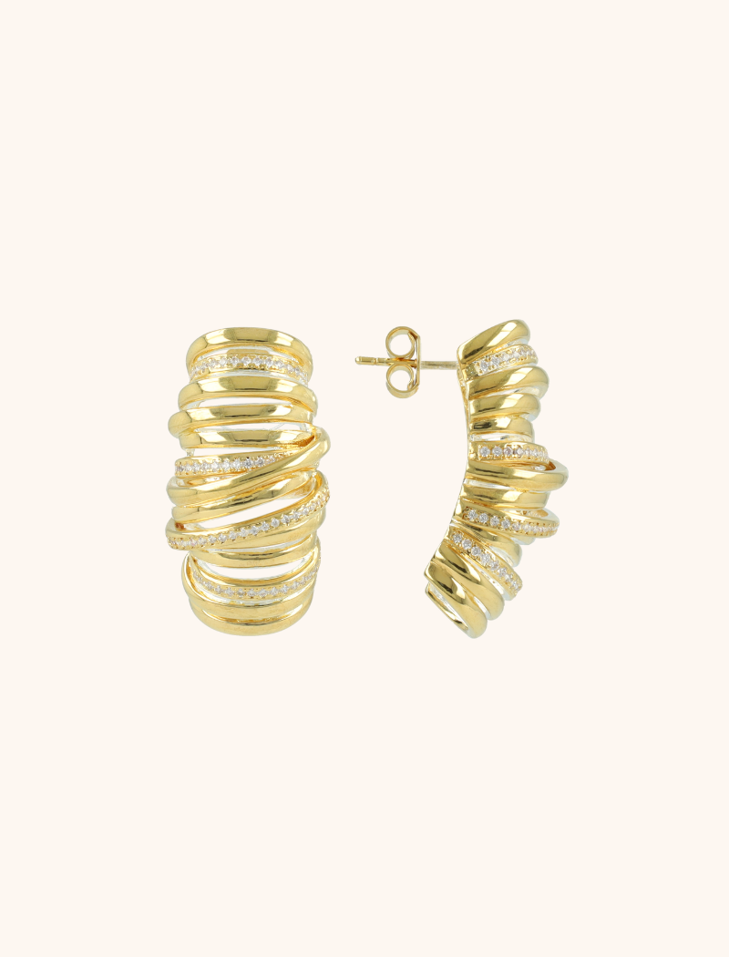 Maak je look extra speciaal met deze prachtige croissant vormige oorbellen. De mooie vorm gecombineerd met de mooie steentjes maken deze oorbellen ontzettend opvallend. Of je nu gaat voor een klassieke en tijdloze look of juist enorm in de spotlight wilt staan, deze oorbellen zijn de perfecte match. Ze zijn licht van gewicht waardoor je deze ook gemakkelijk kan dragen.
You deserve a LOTT. 
