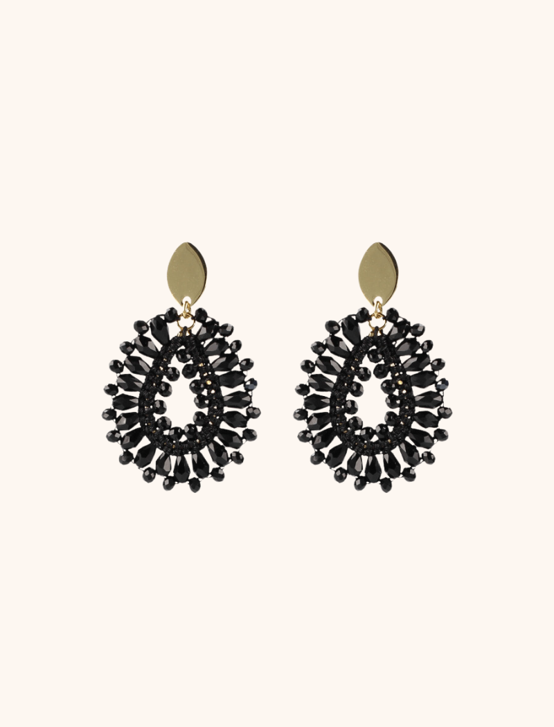Klassieke zwarte crystal druppels die onmisbaar zijn in je oorbellen collectie. De perfecte statement oorbellen voor overdag, maar óók voor een avond uit!
