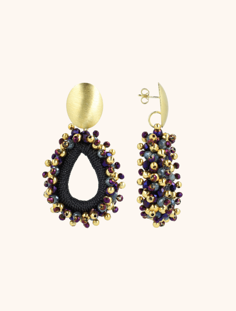 Voeg de groen paarse Carina druppel oorbel van LOTT. gioielli toe aan je sieraden collectie. De nieuwe seizoenskleuren zorgen ervoor dat je helemaal on-trend bent. Kies je favoriete kleur en combineer deze met al je favoriete looks. You deserve a LOTT.