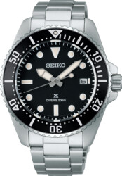 Seiko herenpols horloge Solar  uit de Prospex Collectie edelstalen kast en band zwarte Solar wijzerplaat met Saffier glas. 20 ATM waterdicht duikers horloge.